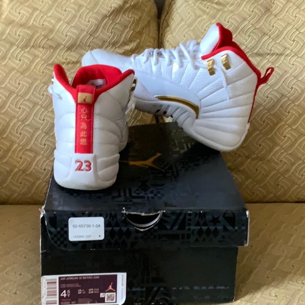Air Jordan 12s 4.5 Youth White/ University red (GS)